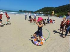 2ºs anos A e B em aula de campo na praia da Atalaia: aventuras e aprendizagens