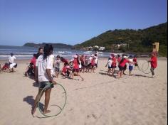 2ºs anos A e B em aula de campo na praia da Atalaia: aventuras e aprendizagens