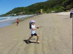 2ºs anos A e B em aula de campo na praia da Atalaia: aventuras e aprendizagens