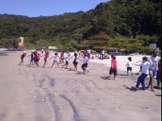 2ºs anos A e B em aula de campo na praia da Atalaia: aventuras e aprendizagens