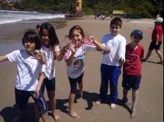 2ºs anos A e B em aula de campo na praia da Atalaia: aventuras e aprendizagens