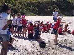 2ºs anos A e B em aula de campo na praia da Atalaia: aventuras e aprendizagens