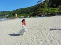 2ºs anos A e B em aula de campo na praia da Atalaia: aventuras e aprendizagens