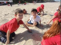 2ºs anos A e B em aula de campo na praia da Atalaia: aventuras e aprendizagens