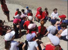 2ºs anos A e B em aula de campo na praia da Atalaia: aventuras e aprendizagens