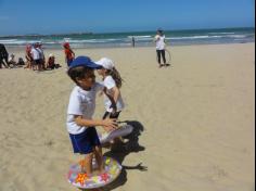 2ºs anos A e B em aula de campo na praia da Atalaia: aventuras e aprendizagens