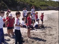 2ºs anos A e B em aula de campo na praia da Atalaia: aventuras e aprendizagens