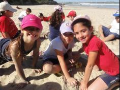 2ºs anos A e B em aula de campo na praia da Atalaia: aventuras e aprendizagens