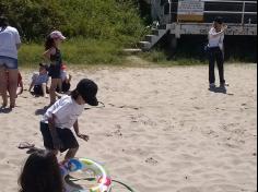 2ºs anos A e B em aula de campo na praia da Atalaia: aventuras e aprendizagens