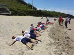 2ºs anos A e B em aula de campo na praia da Atalaia: aventuras e aprendizagens