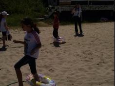 2ºs anos A e B em aula de campo na praia da Atalaia: aventuras e aprendizagens