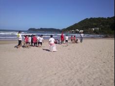 2ºs anos A e B em aula de campo na praia da Atalaia: aventuras e aprendizagens