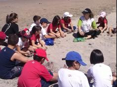 2ºs anos A e B em aula de campo na praia da Atalaia: aventuras e aprendizagens