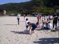 2ºs anos A e B em aula de campo na praia da Atalaia: aventuras e aprendizagens