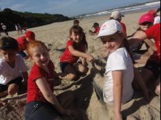 2ºs anos A e B em aula de campo na praia da Atalaia: aventuras e aprendizagens