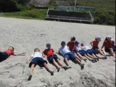 2ºs anos A e B em aula de campo na praia da Atalaia: aventuras e aprendizagens