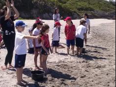 2ºs anos A e B em aula de campo na praia da Atalaia: aventuras e aprendizagens