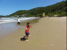 2ºs anos A e B em aula de campo na praia da Atalaia: aventuras e aprendizagens