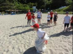 2ºs anos A e B em aula de campo na praia da Atalaia: aventuras e aprendizagens