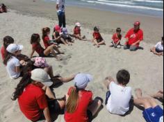 2ºs anos A e B em aula de campo na praia da Atalaia: aventuras e aprendizagens