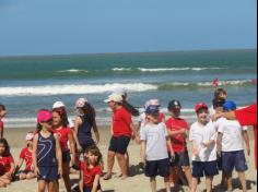 2ºs anos A e B em aula de campo na praia da Atalaia: aventuras e aprendizagens