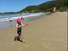 2ºs anos A e B em aula de campo na praia da Atalaia: aventuras e aprendizagens