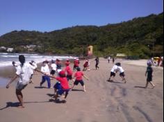 2ºs anos A e B em aula de campo na praia da Atalaia: aventuras e aprendizagens