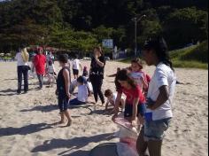 2ºs anos A e B em aula de campo na praia da Atalaia: aventuras e aprendizagens