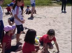 2ºs anos A e B em aula de campo na praia da Atalaia: aventuras e aprendizagens