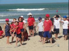 2ºs anos A e B em aula de campo na praia da Atalaia: aventuras e aprendizagens