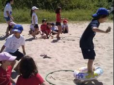 2ºs anos A e B em aula de campo na praia da Atalaia: aventuras e aprendizagens