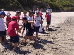 2ºs anos A e B em aula de campo na praia da Atalaia: aventuras e aprendizagens