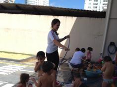 Banho de mangueira na escola!