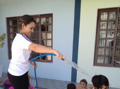 Banho de mangueira na escola!