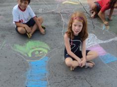 Autorretrato no chão: uma experiência no 1º ano D