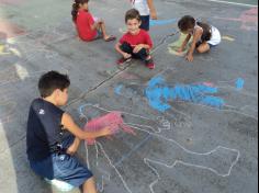 Autorretrato no chão: uma experiência no 1º ano D