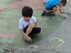 Autorretrato no chão: uma experiência no 1º ano D