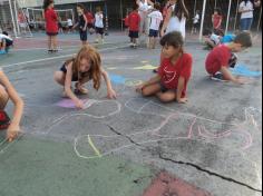 Autorretrato no chão: uma experiência no 1º ano D