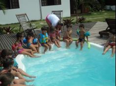 Banho de piscina do Infantil II B