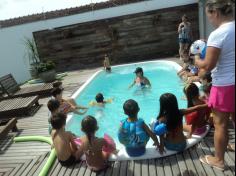 Banho de piscina do Infantil II B