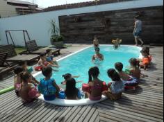 Banho de piscina do Infantil II B