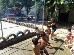 Banho de mangueira e pintura com os pés no 1º ano D