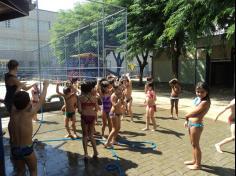 Banho de mangueira e pintura com os pés no 1º ano D