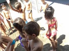 Banho de mangueira e pintura com os pés no 1º ano D