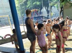 Banho de mangueira e pintura com os pés no 1º ano D