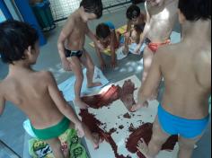 Banho de mangueira e pintura com os pés no 1º ano D