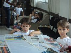 Brincando com jornal