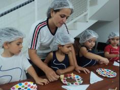 Espetinho de frutas com chocolate no Grupo Música