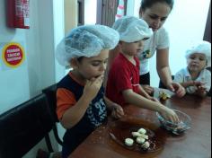 Brigadeiro com mamãe Priscila no Grupo Música