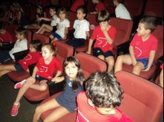 Primeiros anos visitam o Teatro Municipal de Itajaí